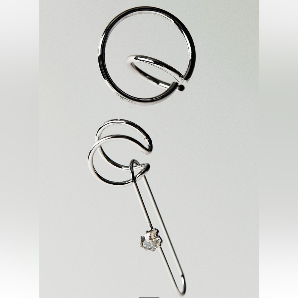 ✨SALE✨ZARA PACK OF EAR CUFFS
✨SALE✨ - Picture 5 of 8
